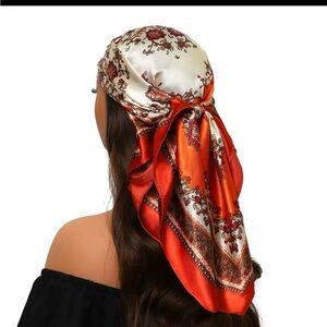 Elegant Scarf in Red and Cream
0189